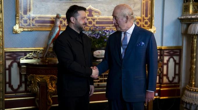 3月17日，访问英国的乌克兰总统泽连斯基展示了一款可实时监控乌克兰境内空袭及战场