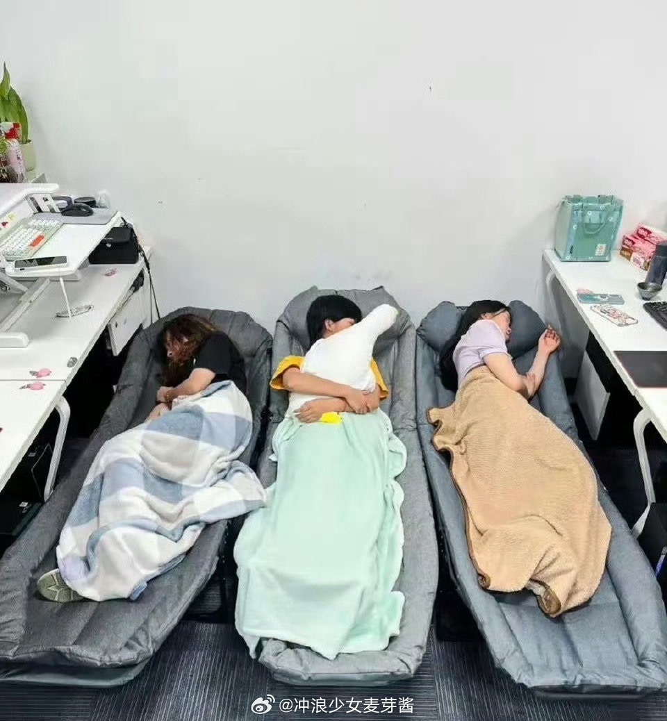 深圳某公司，这样睡觉不会尴尬吗[允悲] ​​​
