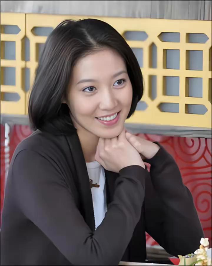 1982年生于北京，毕业于中央戏剧学院。她顶着一张清纯饱满的娃娃脸，仿佛岁月从未