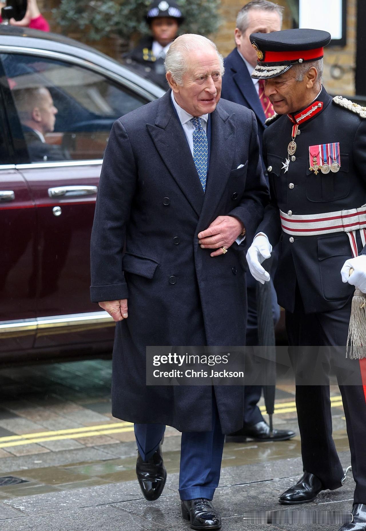 查尔斯国王访问啤酒厂，看起来好像还喝了一口！