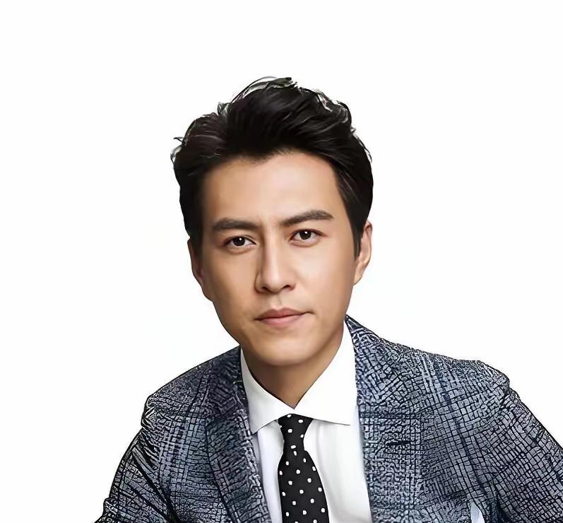 提起靳东的婚姻，外界总有“财产捆绑”的揣测，可鲜少有人知道，他的妻子李佳，才是这