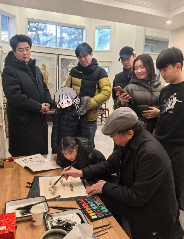 【汤唯老公金泰勇带韩国朋友参加岳父作品展】近日，汤唯父亲北雁山人作品展开幕，女婿