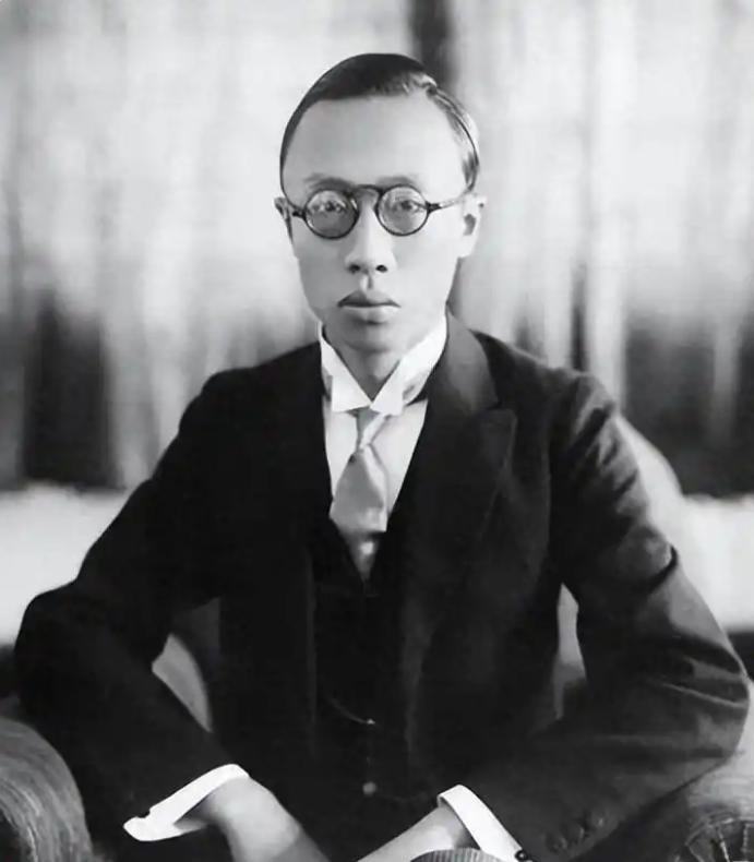 一九四六年8月，远东国际军事法庭上演震撼一幕！末代皇帝溥仪身着西装出庭作证，谈吐