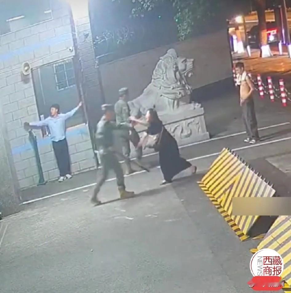 全网都在说四川这个女子不简单，竟然敢闯进警戒线推搡哨兵，其实这种行为已经非常严重