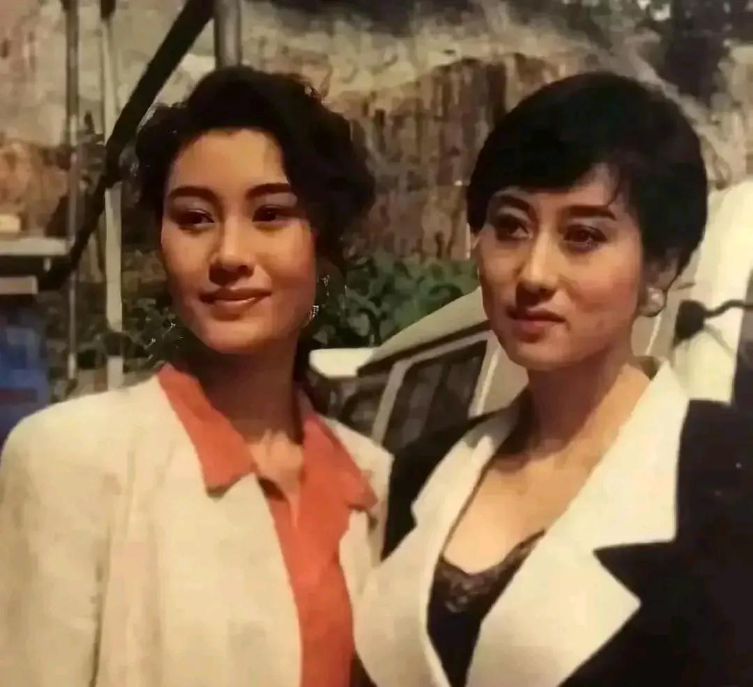 利智和李嘉欣，绝对是那个年代的绝代双骄。一个美貌无人能及，一个身材无人能比。佩服