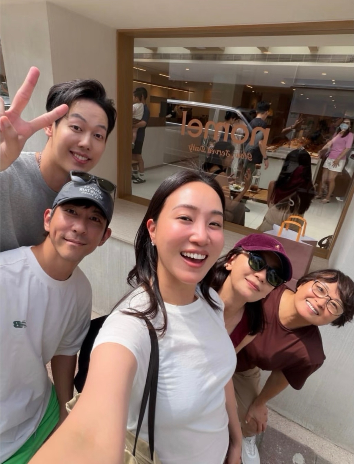 杨祐宁老婆阿梅和贾静雯夫妇聚会 