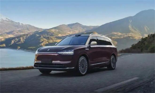 同事老张想换车了，今天下雨天，早高峰的时候和别人碰上了。

是老张的责任，虽然有