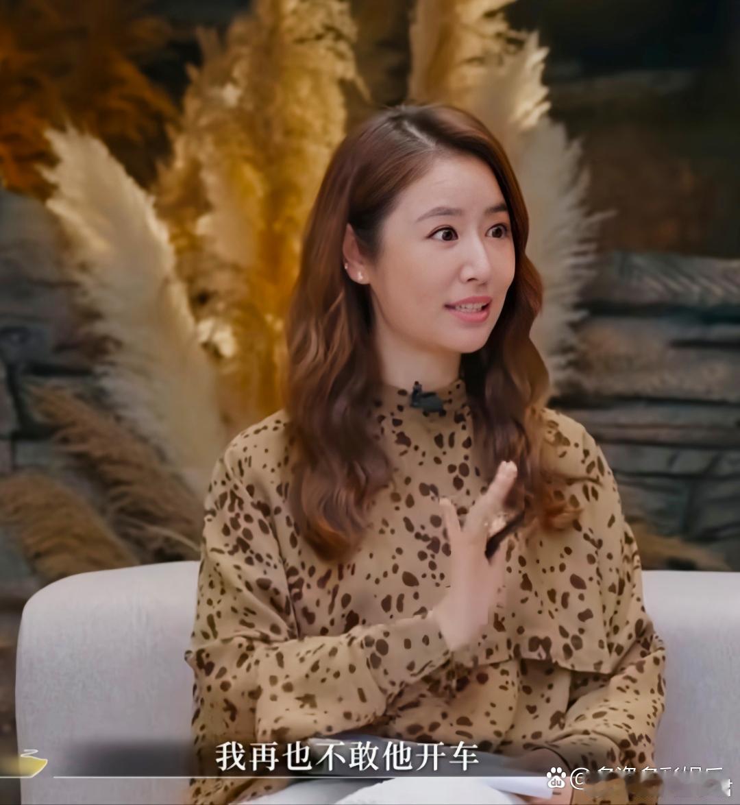 霍建华问林心如我是你司机吗她和霍建华一起开车出去时，喜欢坐在副驾驶上玩手机，一次