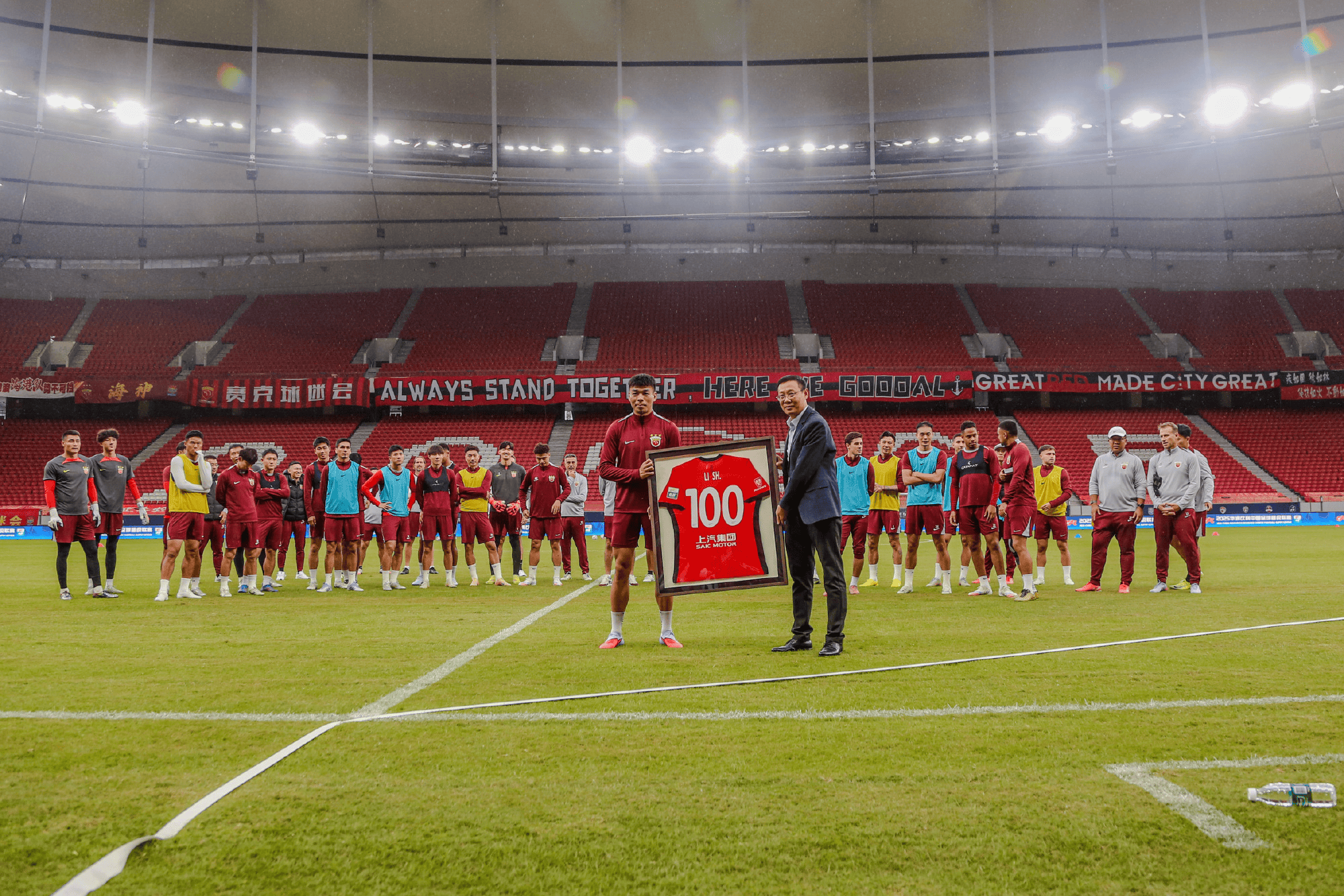 莱昂纳多单轮最佳&李帅百场，海港俱乐部总经理为他们颁奖