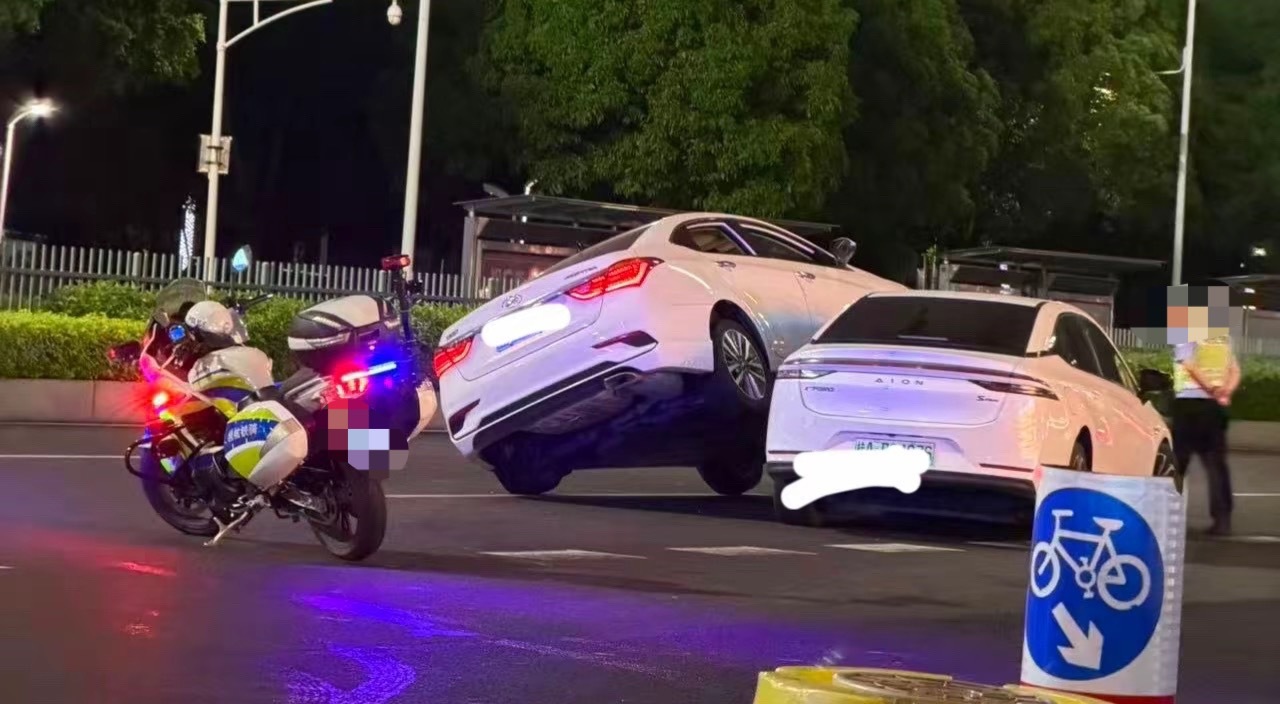 【南宁某街区道路小车骑到新能源小车上】6月17日晚，广西南宁某街区道路一辆小轿车