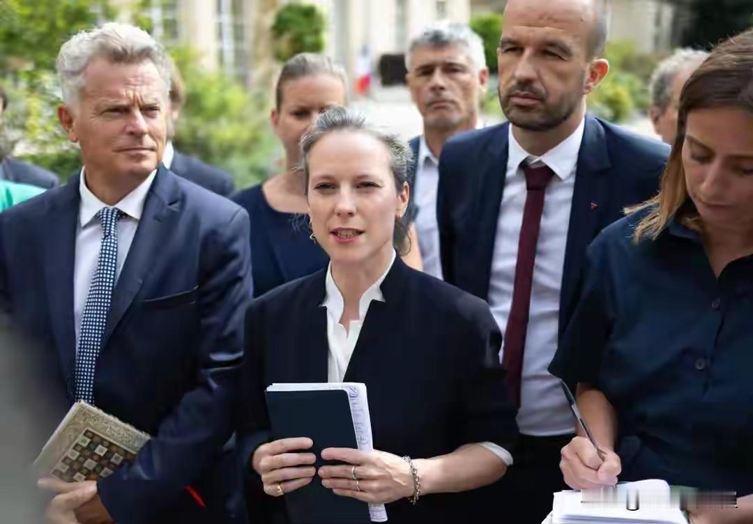 法国陷入“黑色星期三”：从埃及回来后，马克龙开始“光速切割”