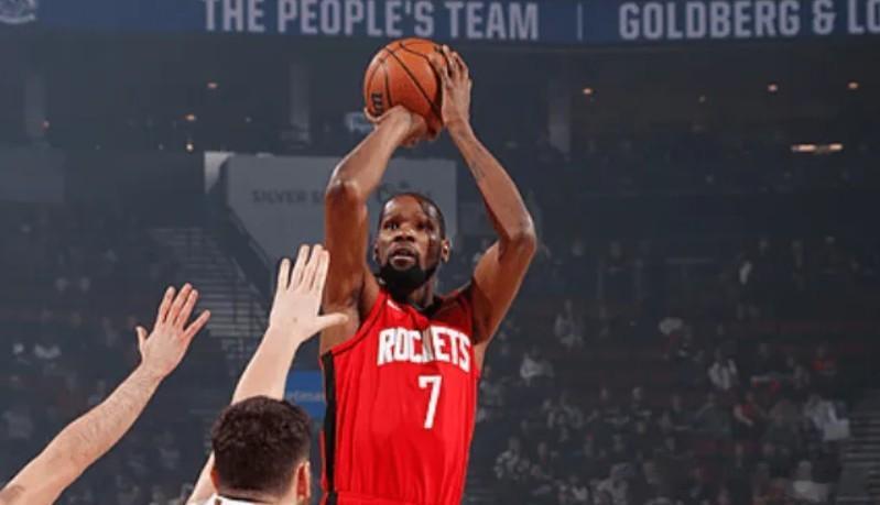 杜兰特关键球打铁，火箭饮恨败北！他作为一个受过重伤的老将，连续2场指望他绝杀？压