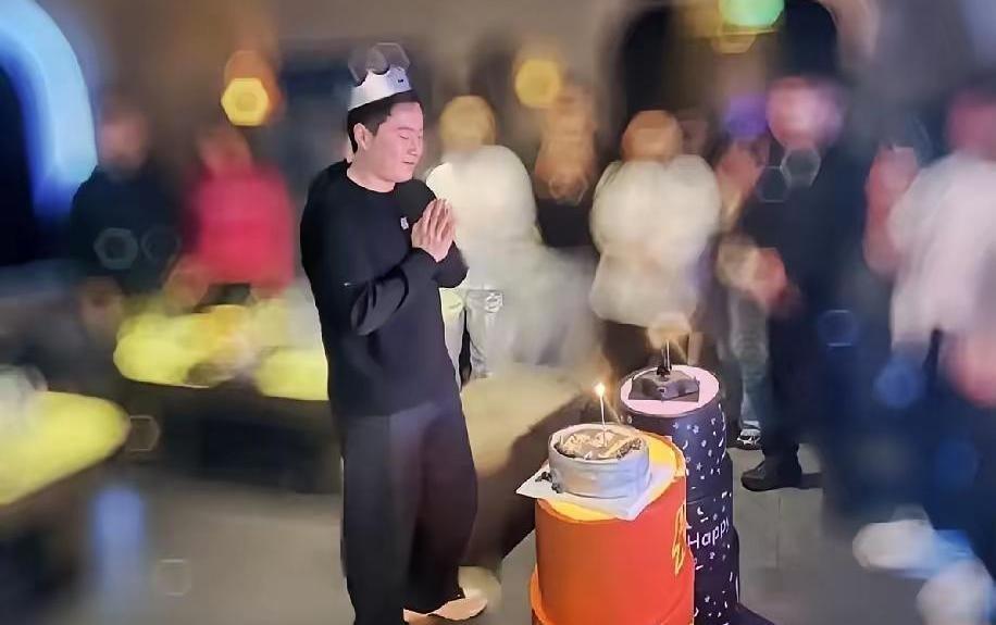 梁靖崑赛场上是猛虎，场下却被一个黑天鹅蛋糕给“收服”了。
这背后站着的，是他那位
