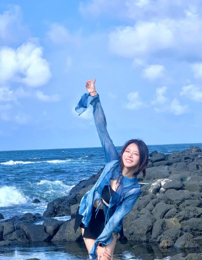 LPL主持人骆歆分享照片：吃饭的时候把舌头咬了~#英雄联盟# #2024lpl#
