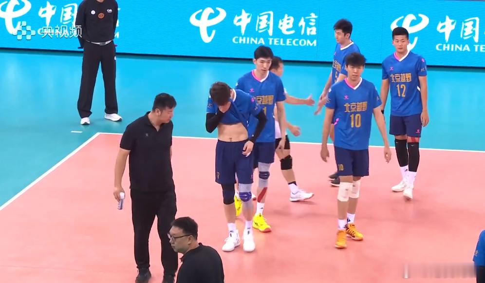 额 宾倒地之后下去了好像是膝盖？ 