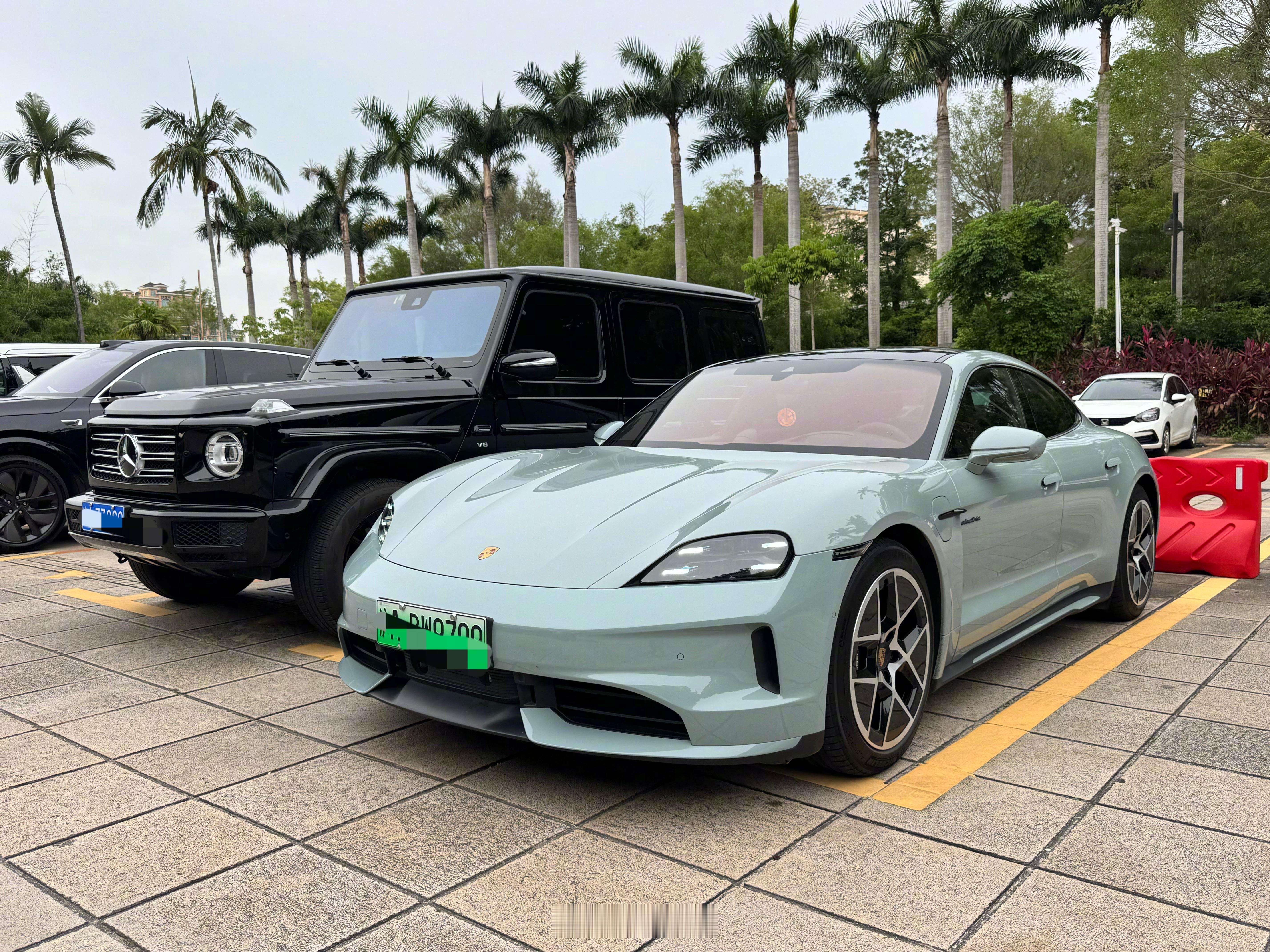 有什么车会让你停车后忍不住回头？[笑而不语]这两台算吗？G500&Taycan～