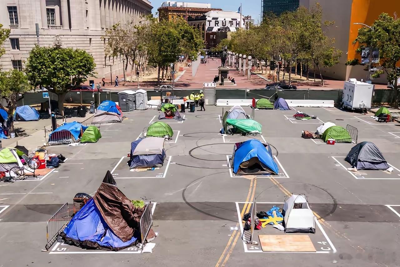 抖音没出来之前，公知说：美国没有乞丐，人人有尊严。抖音出来之后，才知道美国纽约、