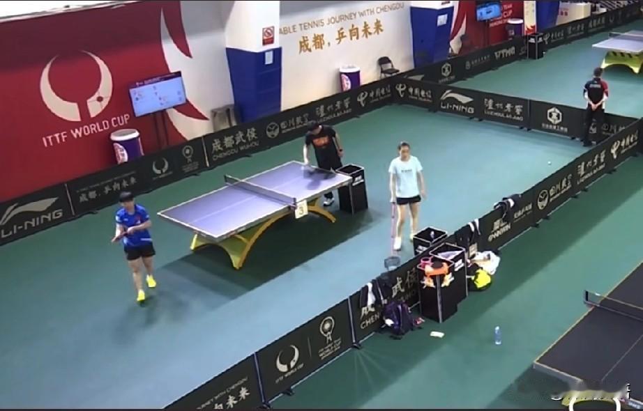 莎莎打女单时，场外教练只有马琳。
看到男单比赛时，王皓都会带一个男队教练也场外，