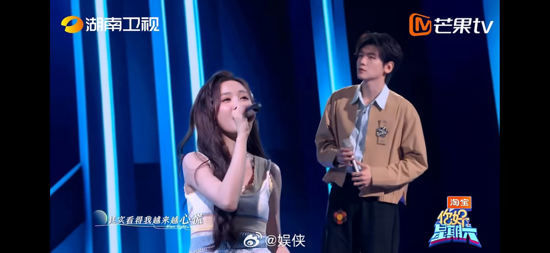 吴宣仪翟潇闻合唱一样的月光吴宣仪翟潇闻声线好搭舞台环节吴宣仪和翟潇闻合唱《一样的