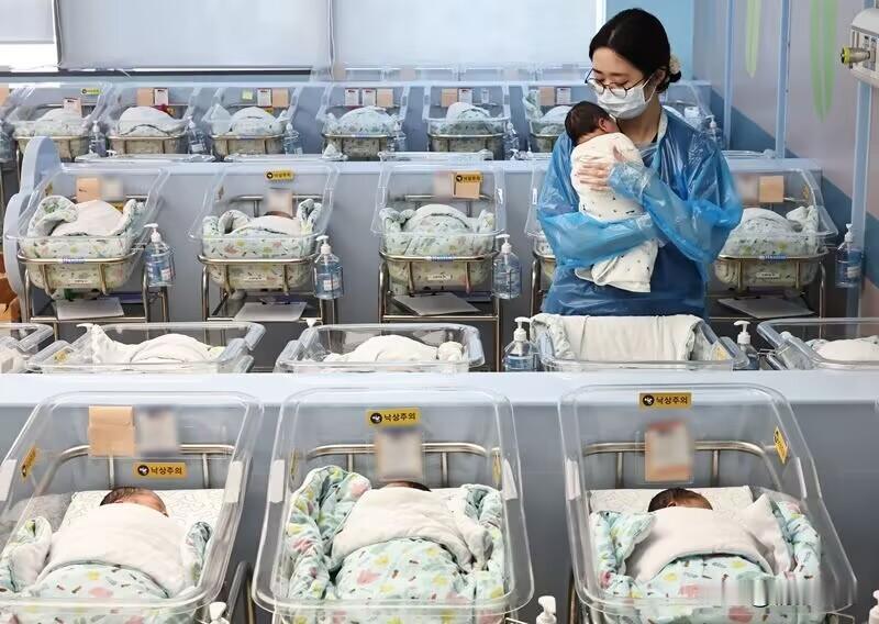 韩国，近期人口数据出现明显回暖。
 
据韩国统计厅数据，2026年3月当地出生人