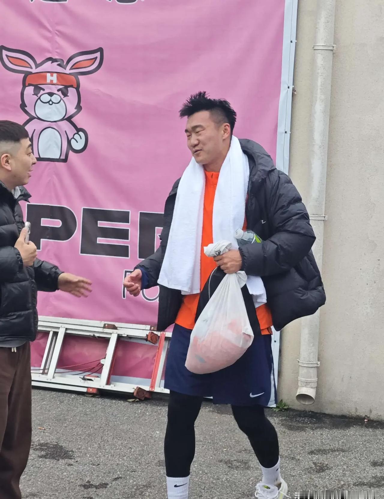 热身赛能把名帅气到砸水瓶，你见过吗？
米兰直接对着更衣室墙壁吼了五分钟。
海牛那