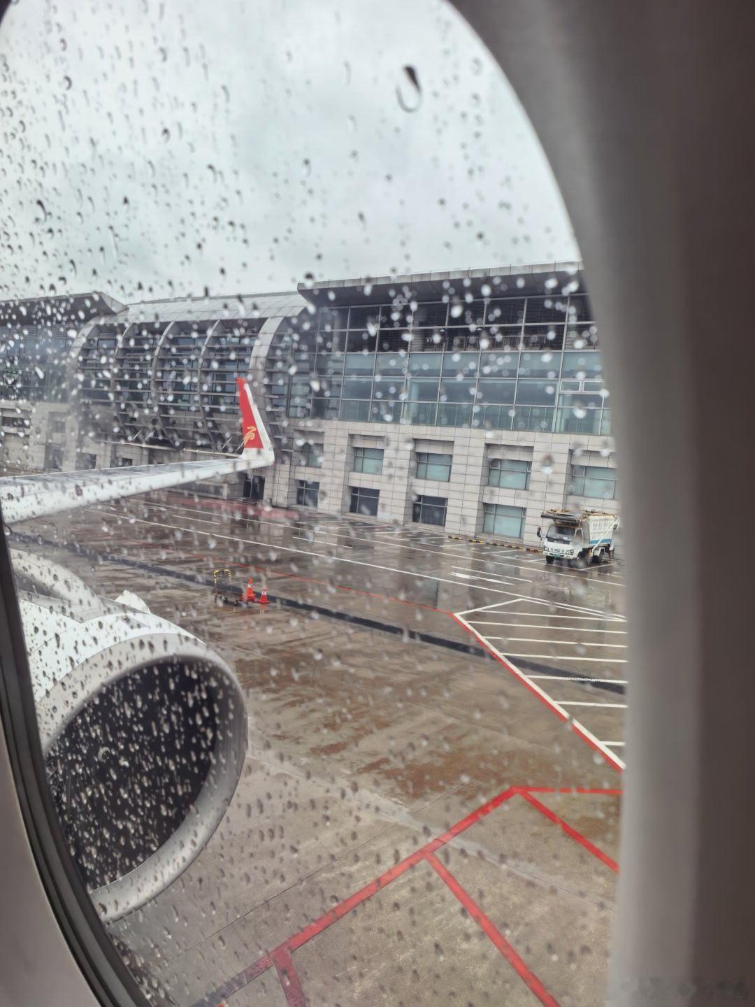 都说天要下雨，娘要嫁人谁也拦不住，但是只要让我搭上回深圳的飞机，下雨的小小积雨云