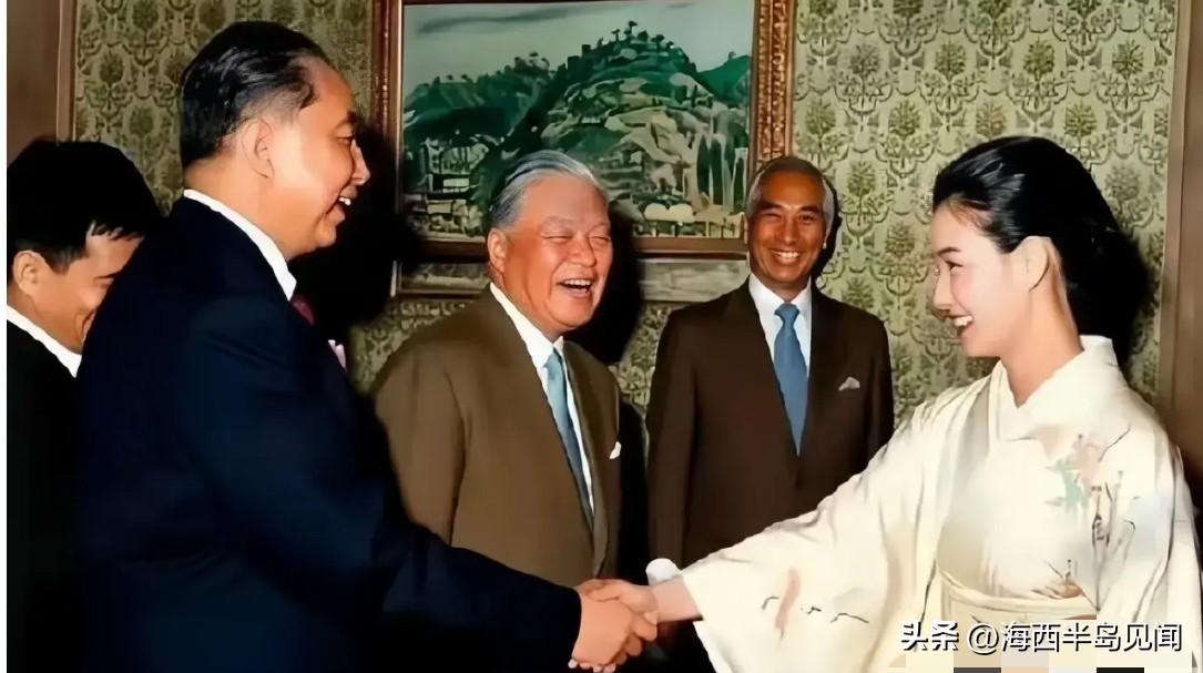 1980年，华国锋主席访问日本期间，在日本首相的陪同下，接见了日本著名女演员中野