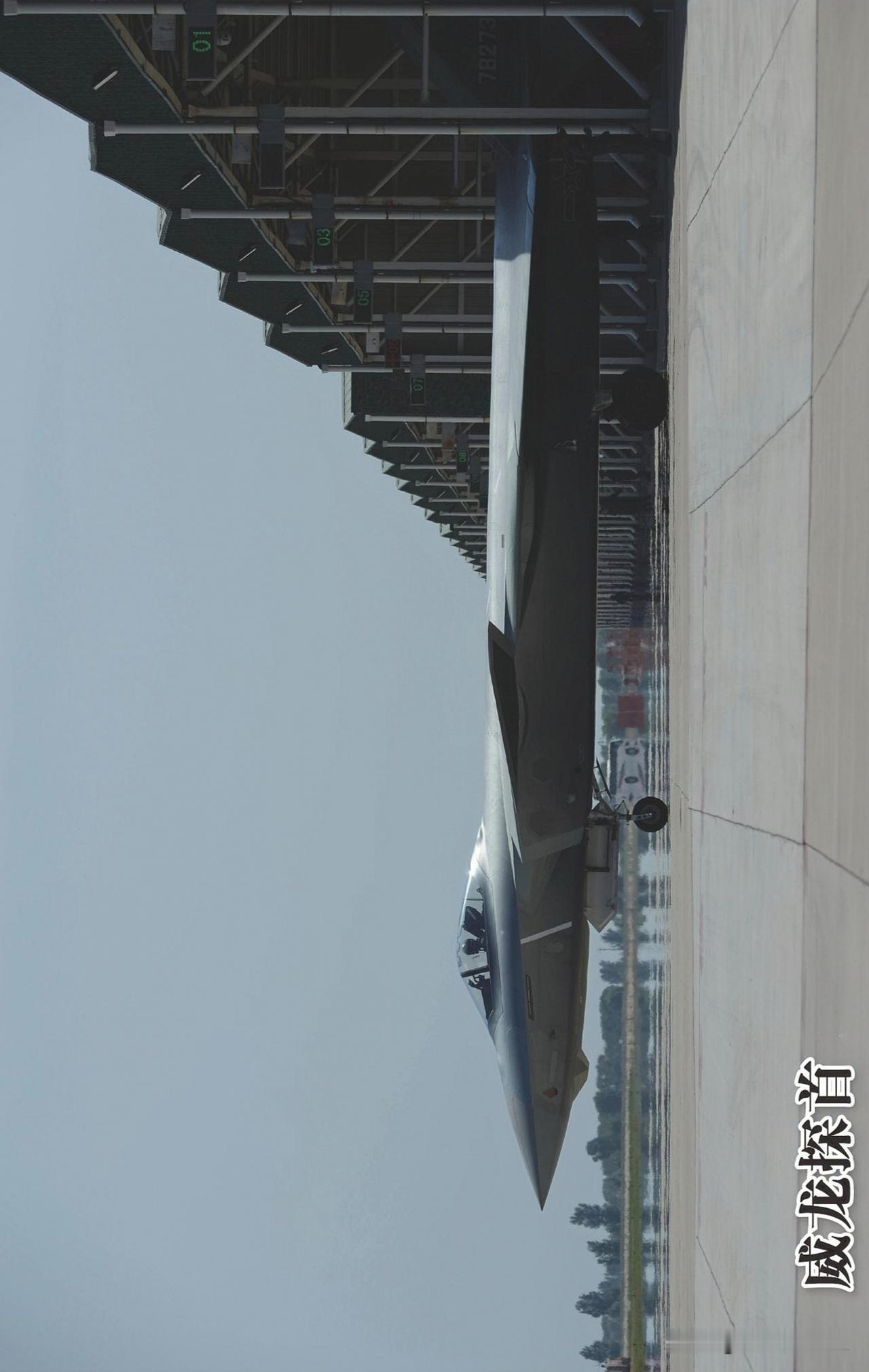 威龙探首
中国空军歼20战机滑出机库，准备参加日常训练。