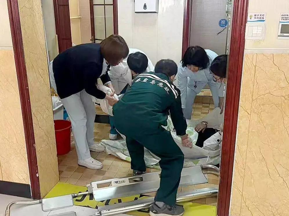 天下奇闻。24岁女子带着头胎住院陪护，自己都不知道怀着二胎，在医院厕所分娩，孩子