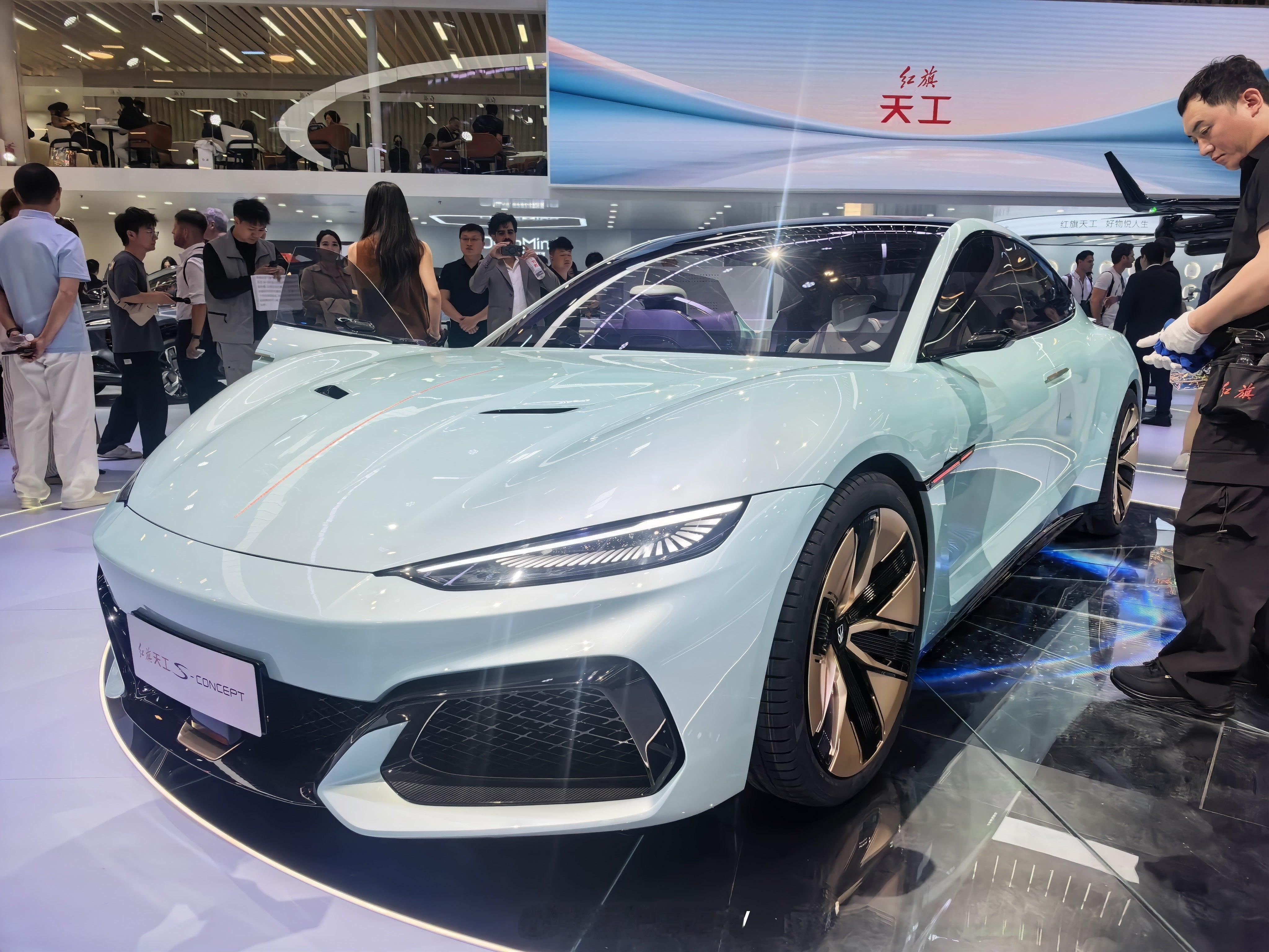 路过红旗展台，被这阵仗吸引住了，一架大飞行器往这一摆很有吸引力啊！离近一看叫天辇