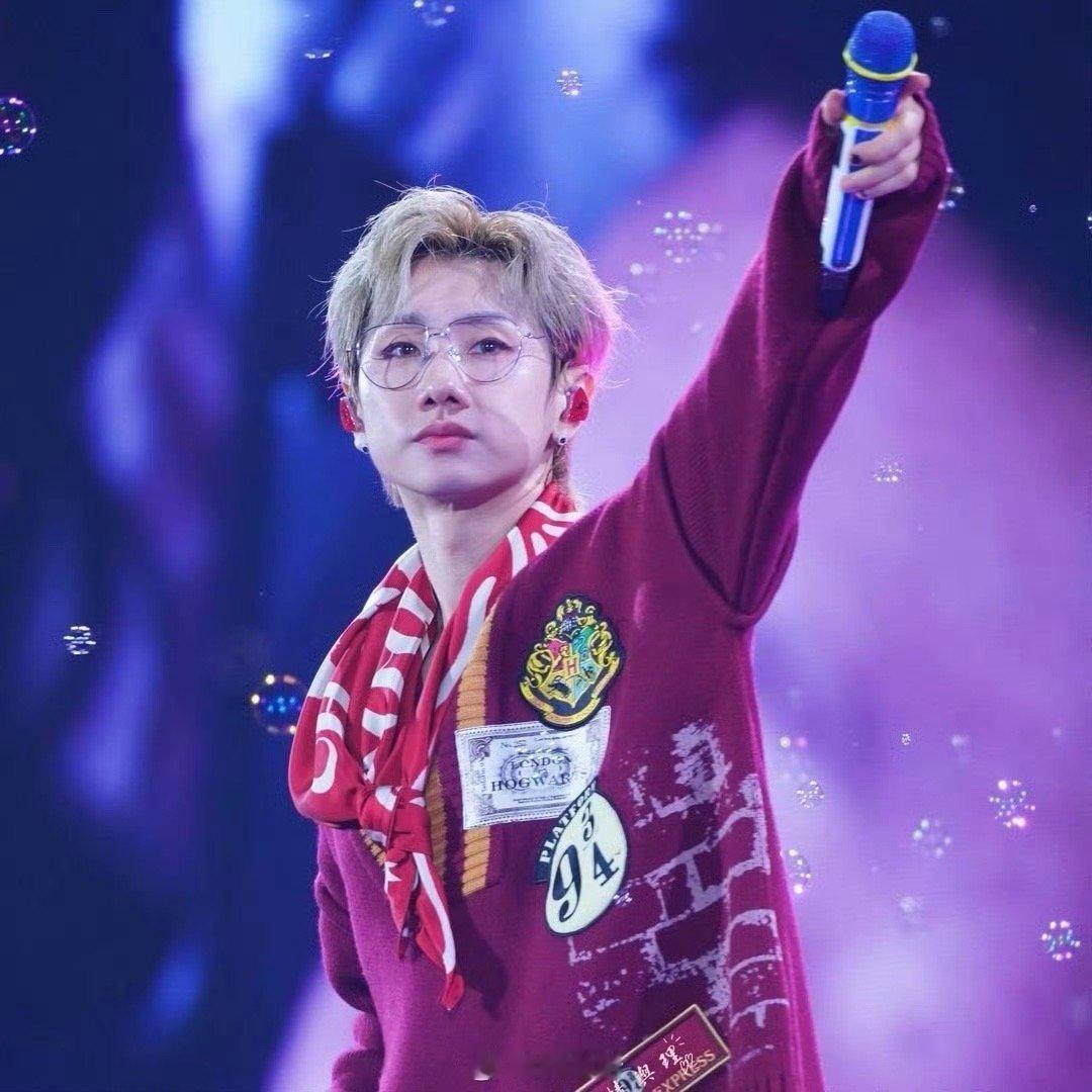 原来“好喜欢你”还能用魔术来表达！汪苏泷这波操作直接把演唱会变成魔法城堡，每个音