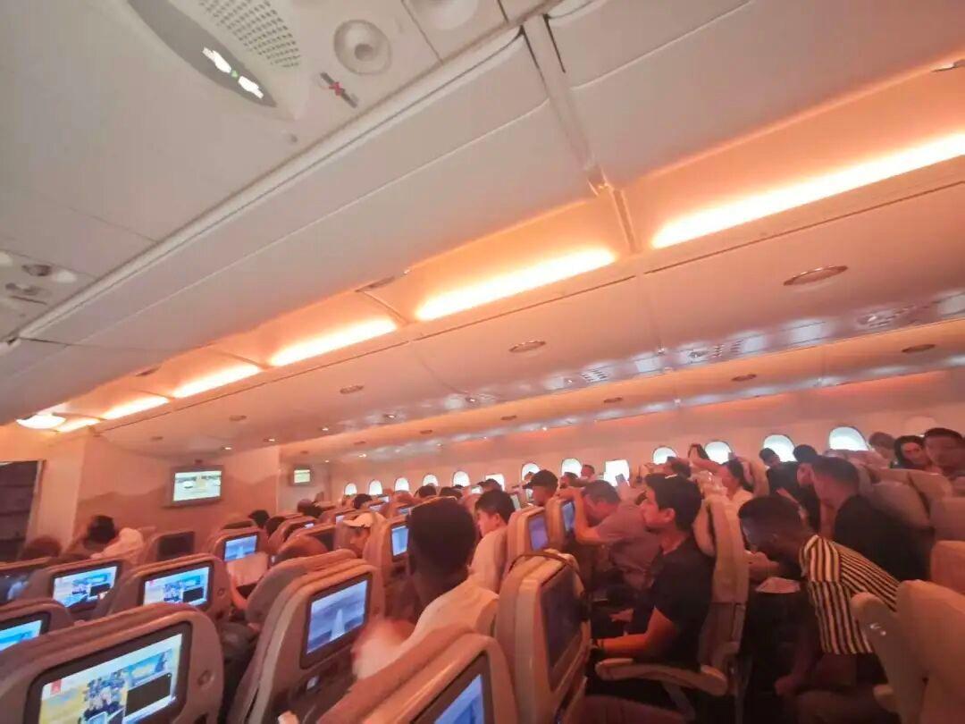 A380备降杭州373人被困机舱10小时：个人尊严怎么能被国际航班的"法理铁笼"