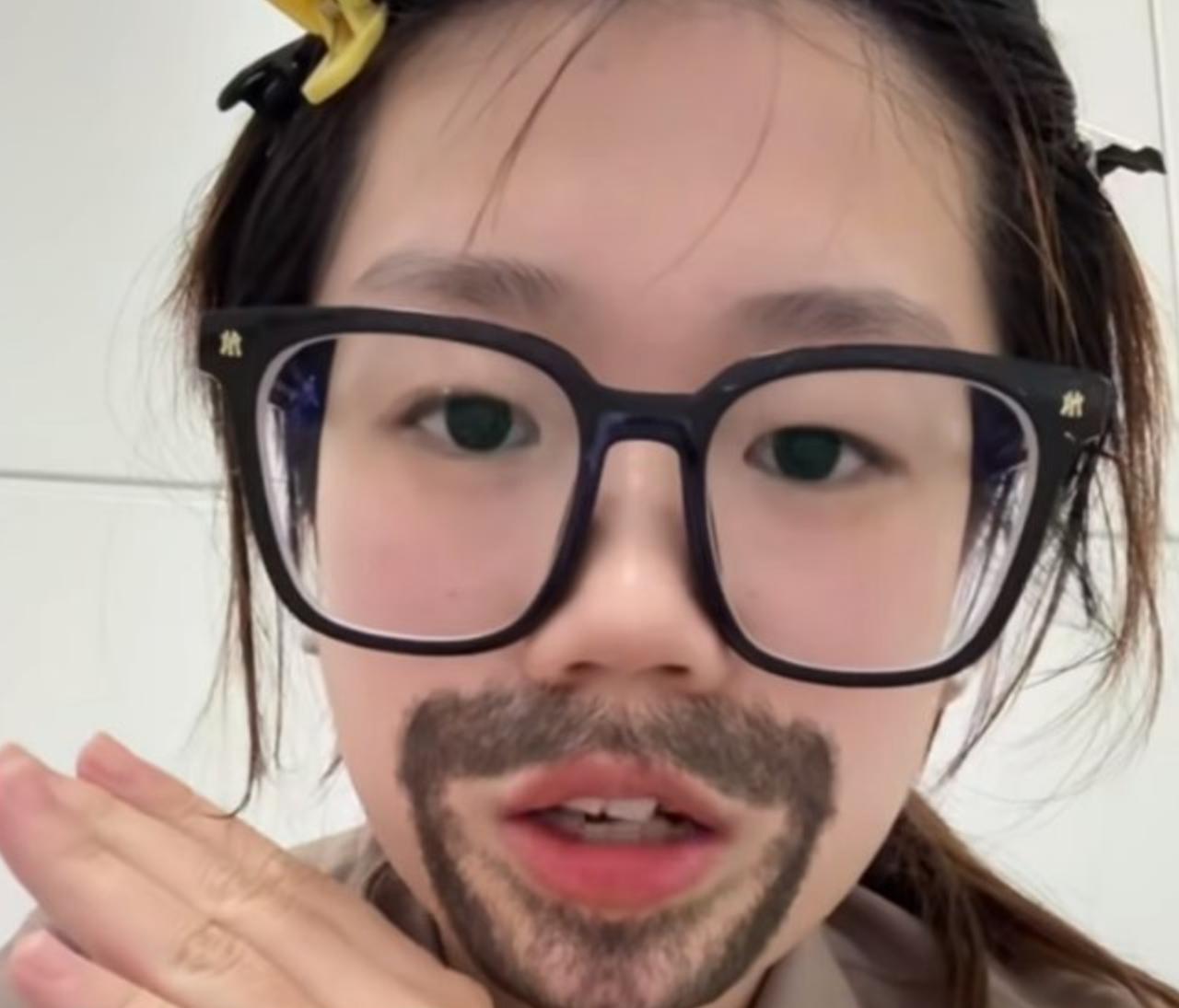 现在的小仙女，怎么成这样了？

4岁的孩子，懂得什么？怎么可能去有意的摸女生的屁