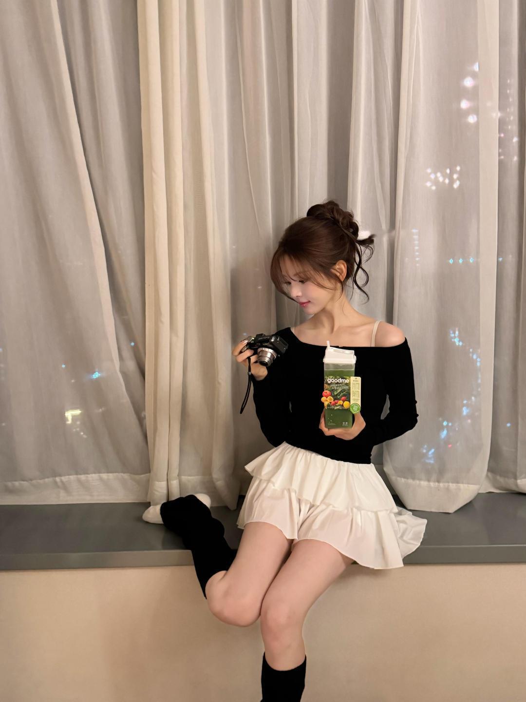 杨超越怼脸面部平整度天生建模脸，随便截一张都很出圈呀，此女的权威无须质疑 