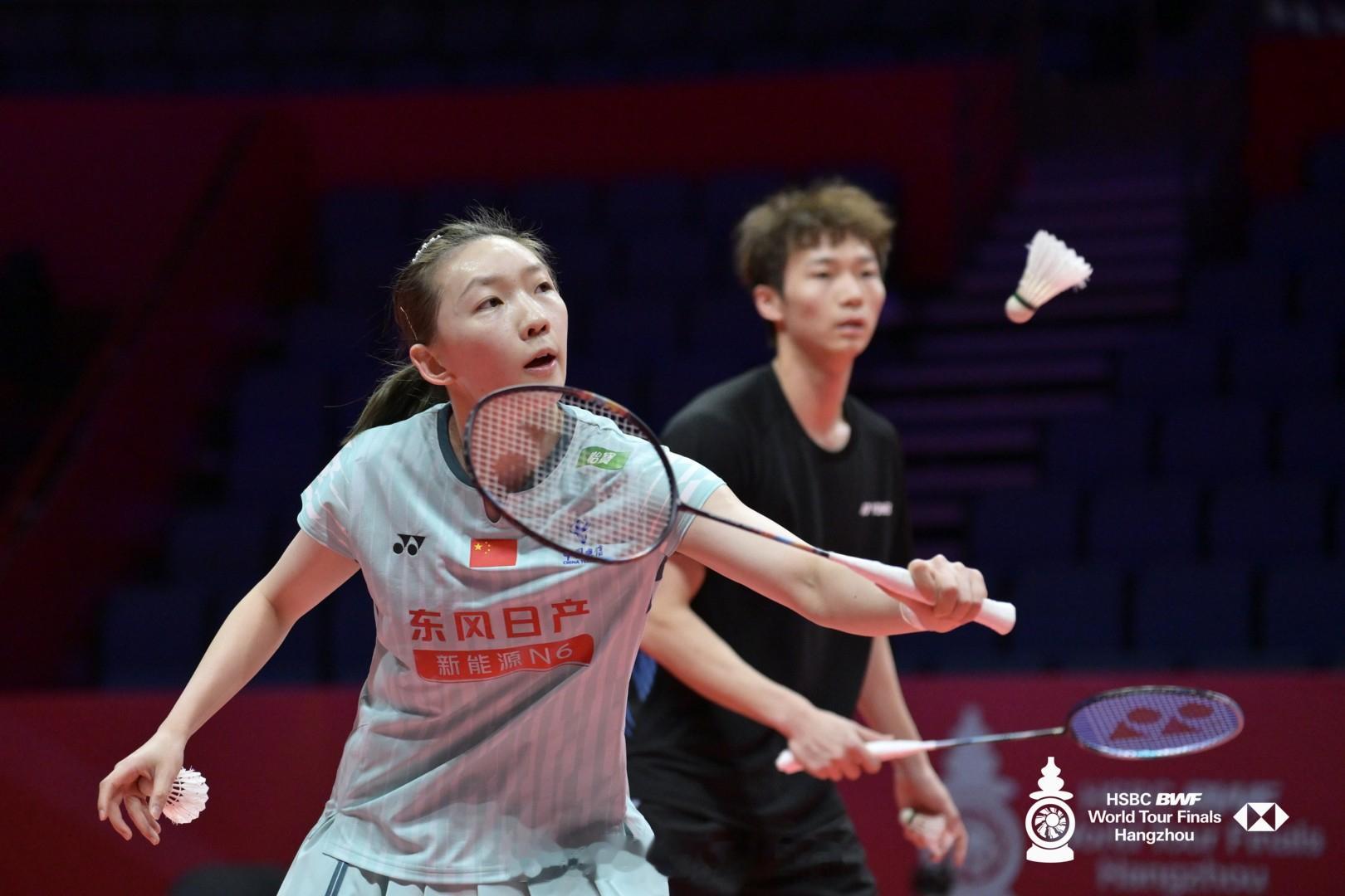 2025年世界羽联年终总决赛 中国：蒋振邦 魏雅欣(胸前有赞助商标了！热点现场