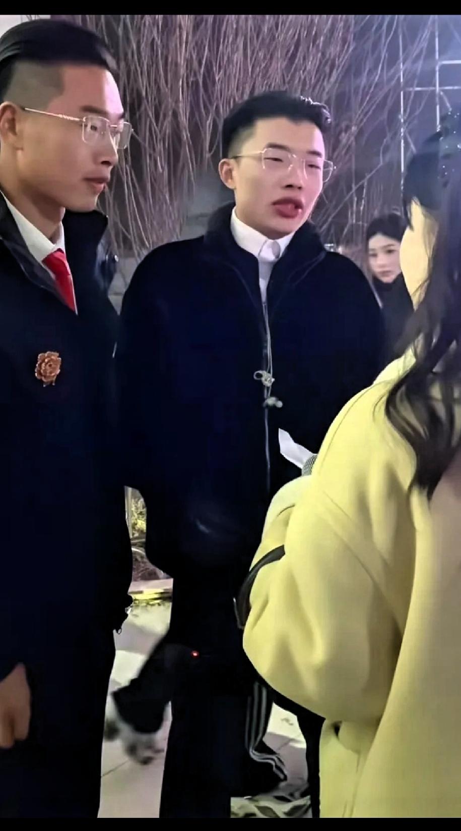 真的有望了吗？有这群人才！
这是郭有才和他表弟的合影照，网友们直呼他俩太像了！