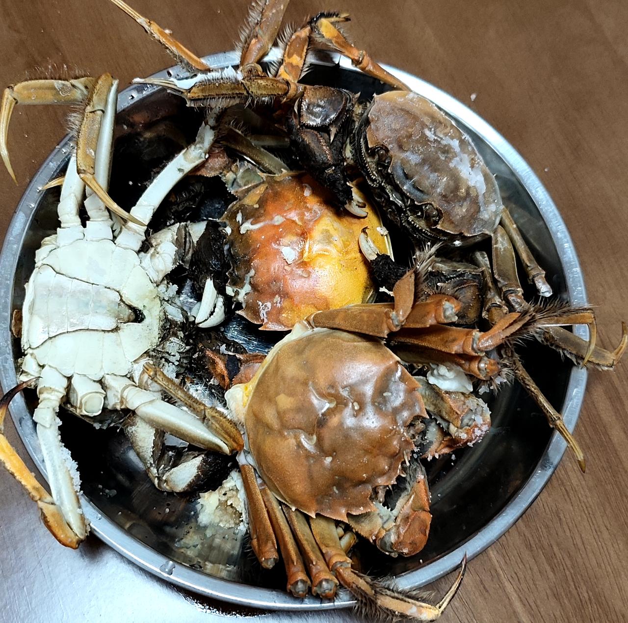 我很少买蟹回家煮，偶然买一次，对于活的大闸蟹，我是不敢解绳子的，我怕抓不住，更不