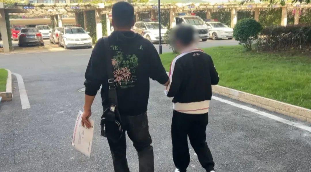 四川，一对情侣分手后各奔东西，男子回到老家发展，女子则独自留在上海，12年后，男