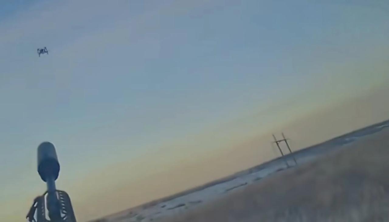 俄军士兵使用霰弹枪击毁一架乌军的FPV。俄罗斯媒体承认，击毁PFV更多地是靠运气