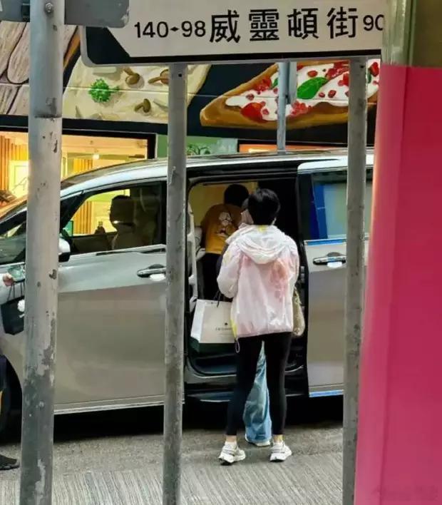 Angelababy母子，小海绵给妈妈Angelababy背包，母子俩同框氛围温