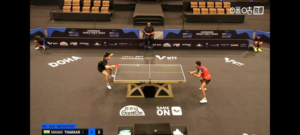 10:8摔倒吃黄牌！
 

第四局球飞远台，周启豪一个飞身没够着，人先着地，裁判