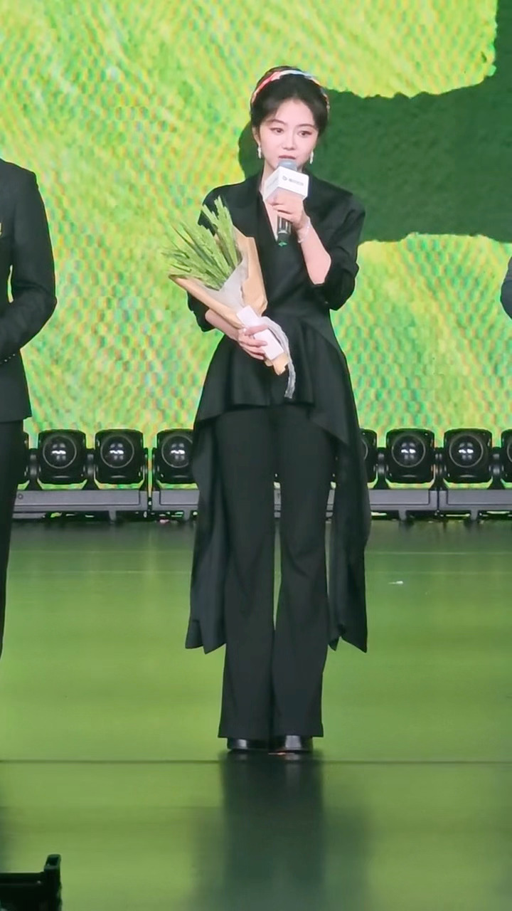 谭松韵一天换乘两部剧宣谭松韵换了紫色抹胸裙谭松韵一天换乘两部剧宣，携古装剧《兰香
