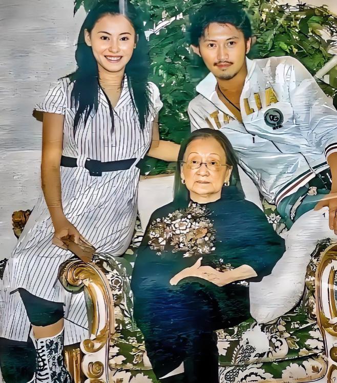 谢贤母亲出身广东番禺富商家庭，大家闺秀，气质端庄优雅。乱世痛失丈夫，家道随之败落