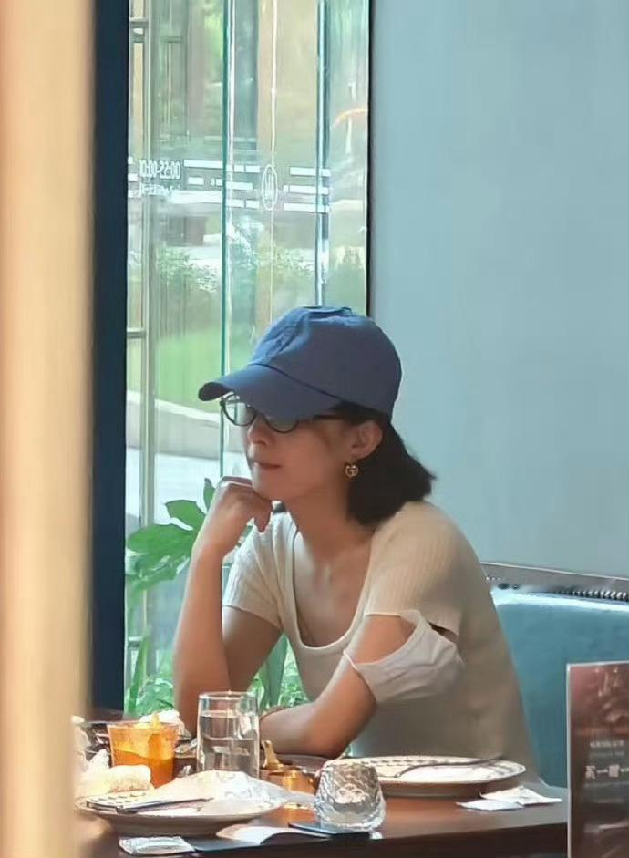 赵丽颖在接连拿下多个奖项之后没有在事业上乘胜追击，这半年的消息都是享受生活时被偶