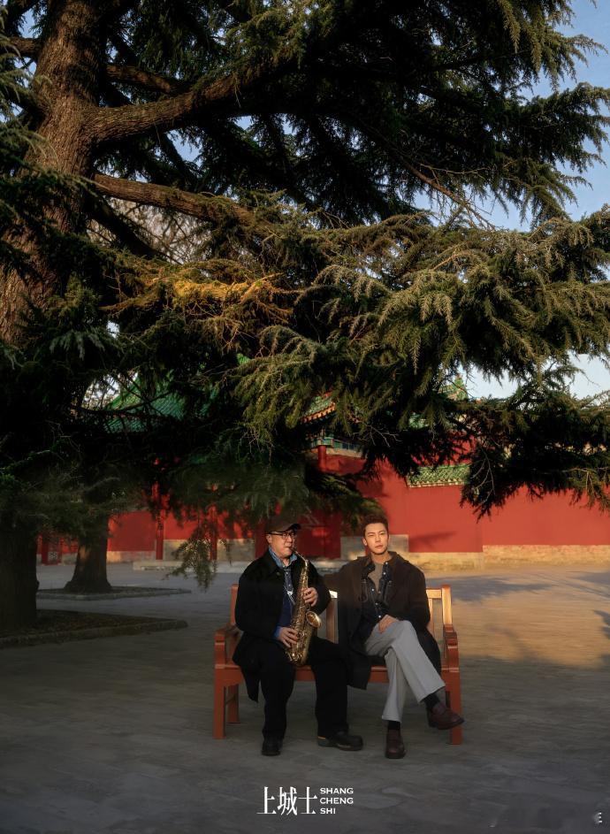 上城士2月陈伟霆封面陈伟霆地坛舞龙迎春 地坛光影里的陈伟霆，把老北京韵味穿出高级