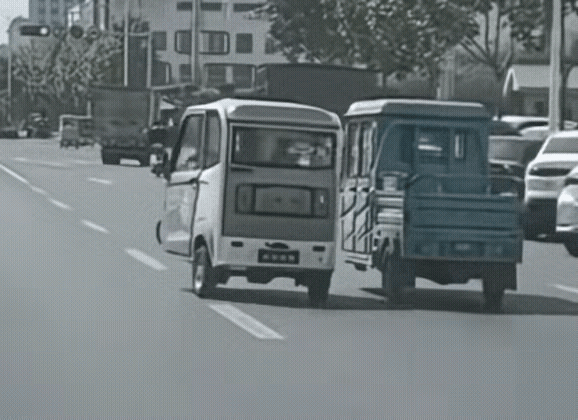 惊险的三轮车“斗气”
三轮车“斗气”真的太危险了！就像这两三轮，在公路上你追我赶