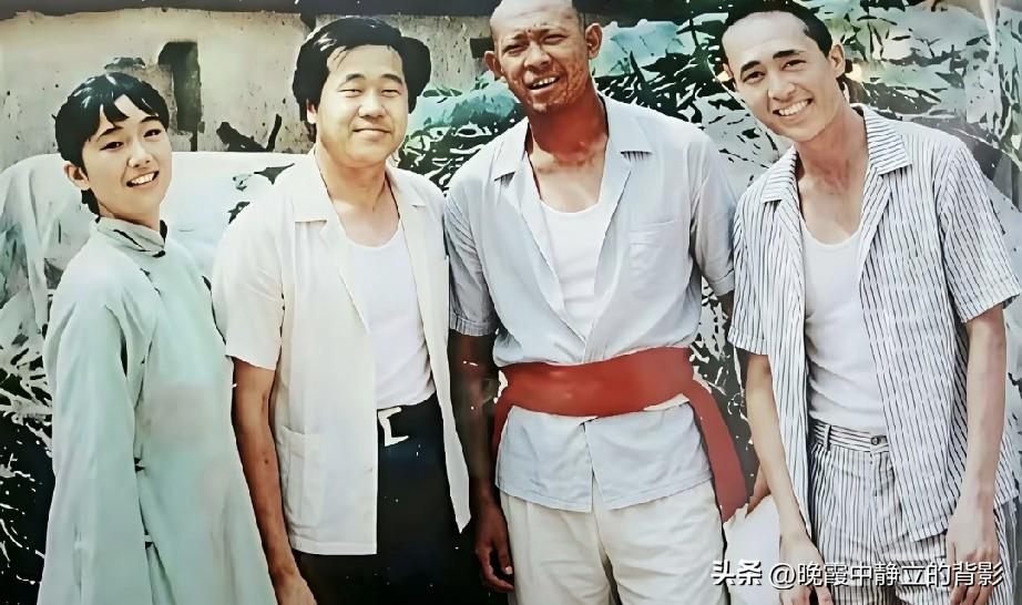 《红高粱》剧组珍贵老照片，当年谁能预料四人日后各自登顶行业顶峰？
