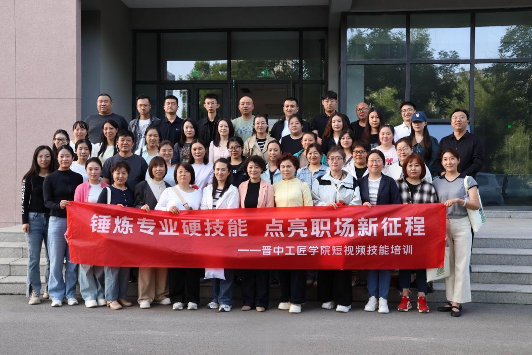 晋中职院电子信息系宋雅和她的文化传媒名师工作室成员王丽、任振宁、何雪娇、山西青蓝