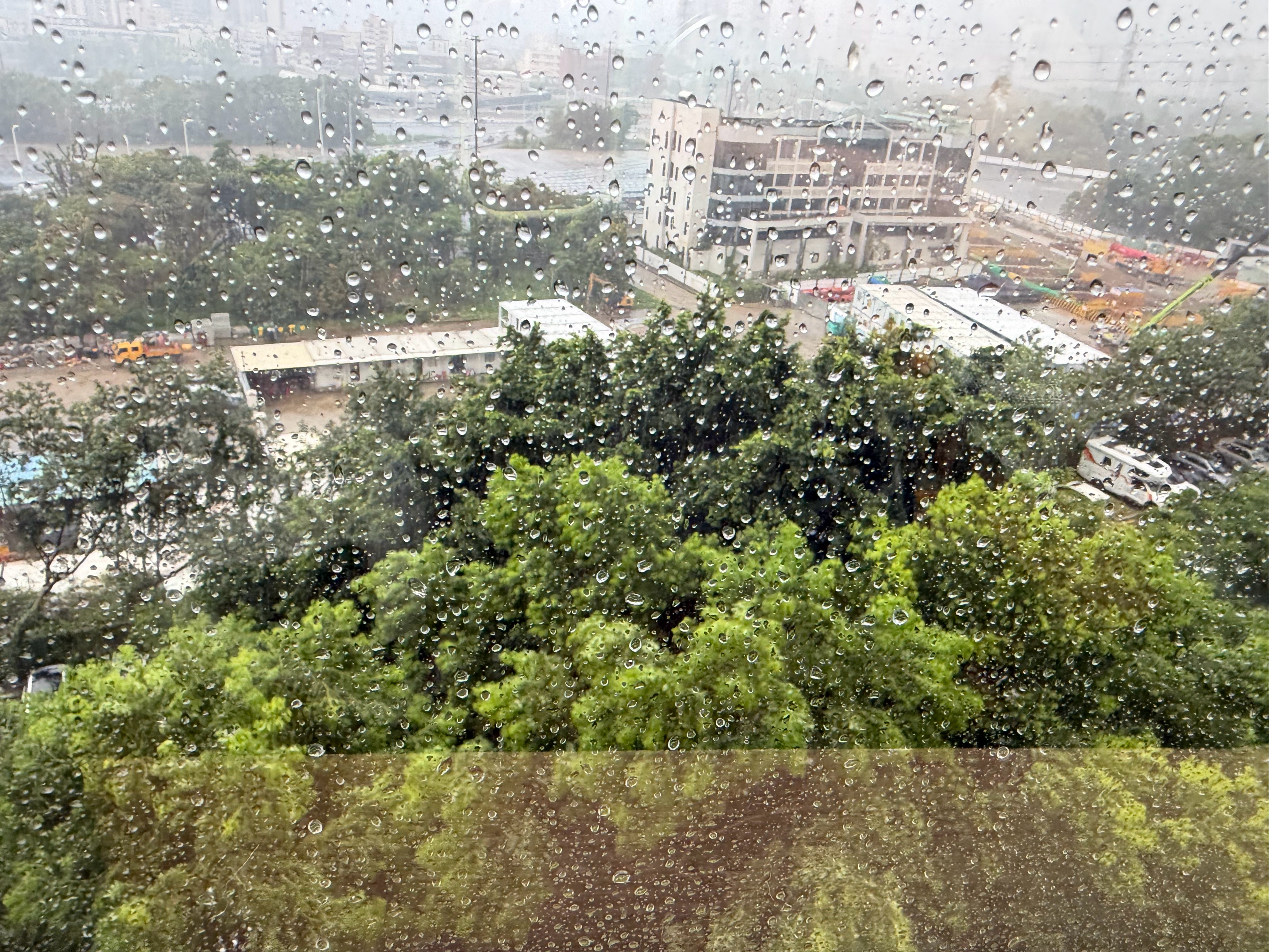 深圳暴雨前一秒还晴空万里 下一秒惊天暴雨 深圳你就这样让人捉摸不透大家出行注意安
