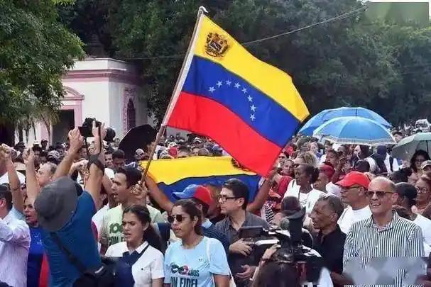 那个亲手给美国送去8000万桶石油的女人，现在带着几十万人，造反了


那个亲手